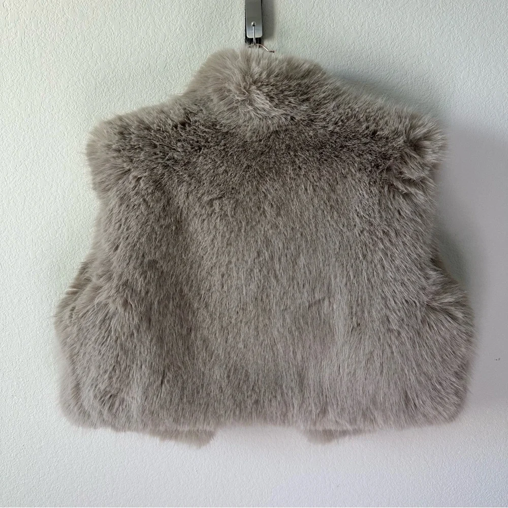 ALO YOGA Opulent Faux Fur Cropped Vest in Oat Beige SZ M - Picture 7 of 8